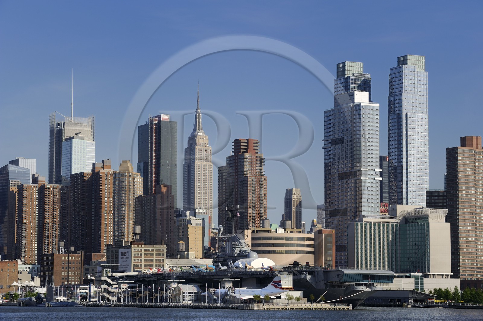 Etats-Unis, New York, Manhattan, le porte-avion CV-11 USS Intrepid à l'Intrepid Museum situé sur le quai 86 (Pier 86) au bord de l'Hudson River et l'Empire State Building