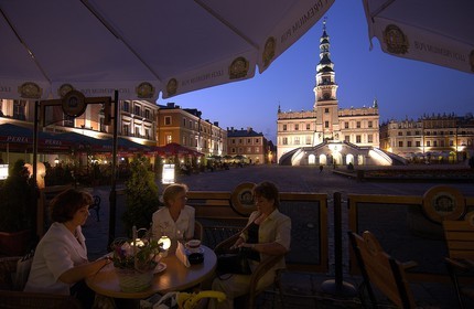 Pologne, région de Lublin, ville Renaissance de Zamosc classé Patrimoine Mondial de l' UNESCO, l' Hôtel de ville sur la place du marché et terrasse de restaurant