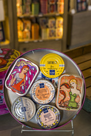 France, Vendée (85), Saint-Gilles-Croix-de-Vie, magasin la Perle des Dieux - l'Atelier de la Sardine, boites de sardines