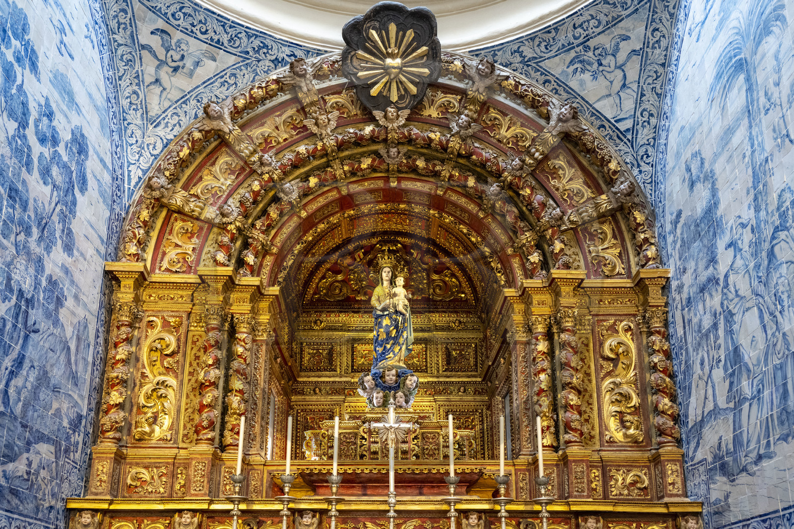 Portugal, Algarve, Faro, la vieille ville, la cathédrale de Faro (ou la Sé de Faro) fondée au XIIIe siècle, Vierge à l'enfant de la chapelle de Nossa Senhora do Rosario
