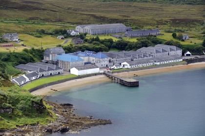 Royaume-Uni, Ecosse, Hébrides intérieures, Ile de Islay, Port Askaig, distillerie de whisky Bunnahabhain (vue aérienne)