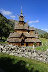 Norvège, comté de Sogn Og Fjordane, église en bois debout ou stavkirke (1130) de Borgund aux motifs vikings de l’ère pré-chrétienne