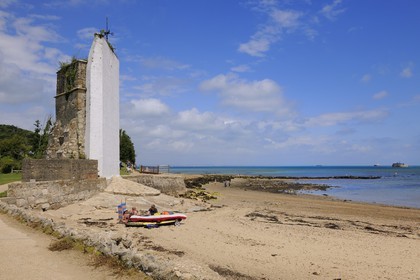 Royaume-Uni, Angleterre, Hampshire, Ile de Wight, Bembridge, restes de l'église de Sainte-Hélène (XIIème siècle) et en arrière plan le No Man's Land Fort construit entre 1867 et 1880 pour protéger Portsmouth