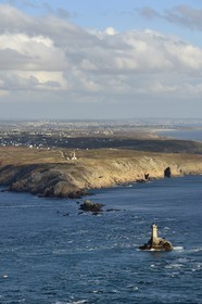 France, Finistère (29), Mer d'Iroise, Plogoff, le phare de la Vieille et la Pointe du Raz en arrière plan (vue aérienne)