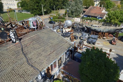 France, Rhône (69), Saint-Romain-au-Mont-d'Or, la Demeure du Chaos, l'œuvre d'art est basé sur la transformation sans fin de la maison du XVIIème siècle de l'artiste plasticien Thierry Ehrmann en une réplique de zone de guerre à l'image du monde présent