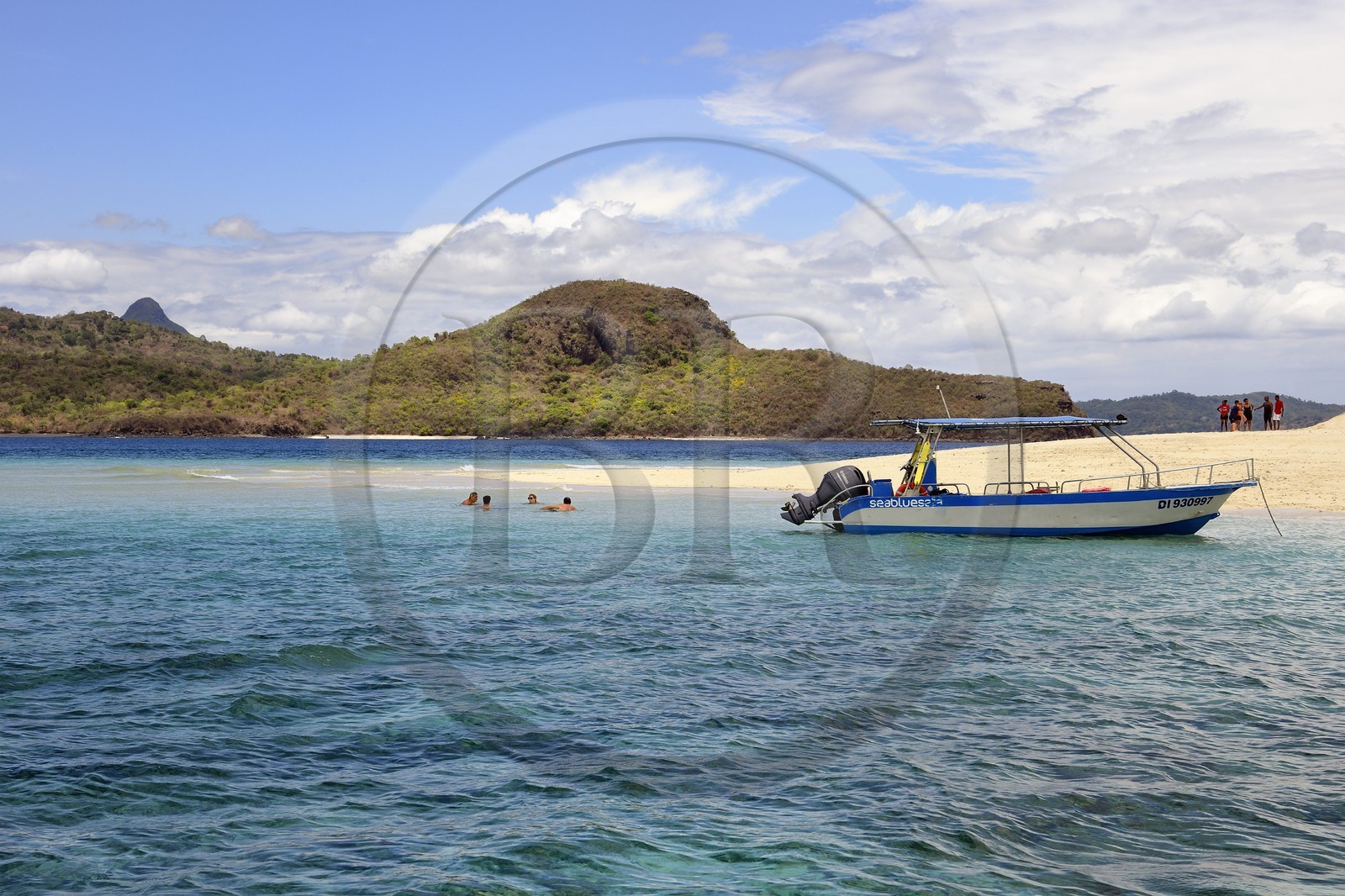 France, Ile de Mayotte, Grande-Terre, M'Tsamoudou, ilot de sable blanc sur le récif de corail dans la lagune face à la pointe Saziley