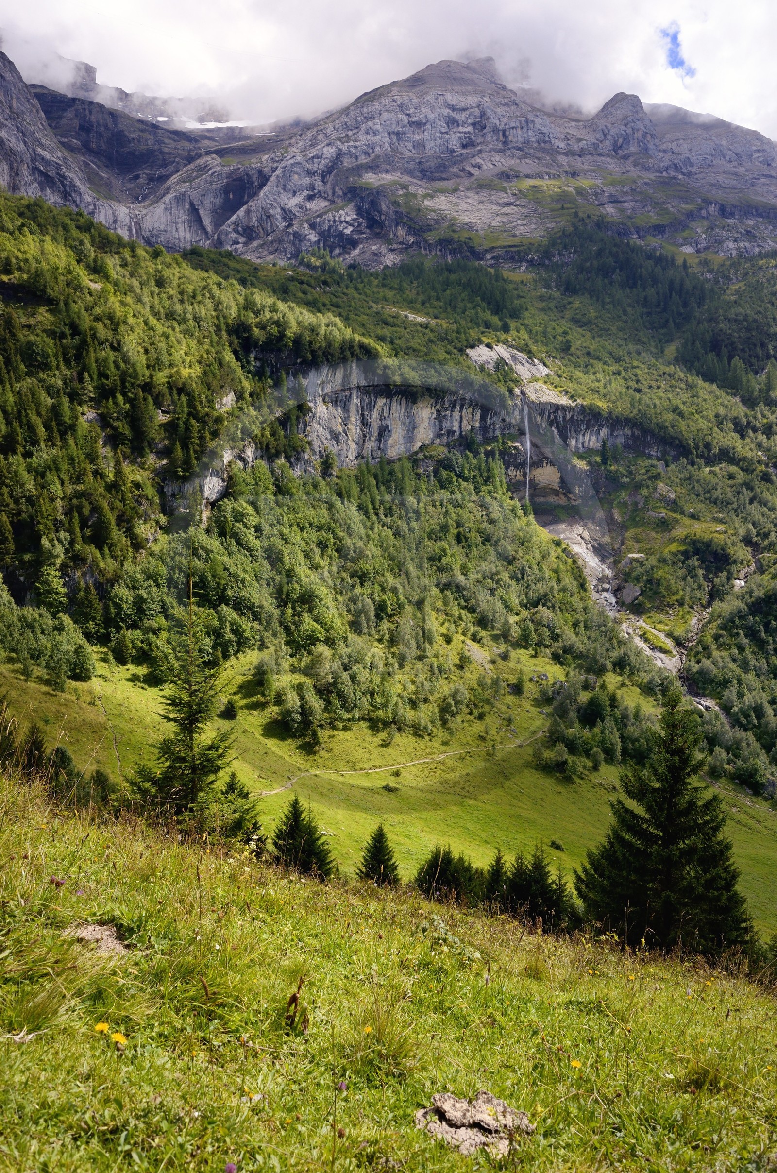 Suisse, Canton de Vaud, Ormont-Dessus, Les Diablerets, Cascade du Dar