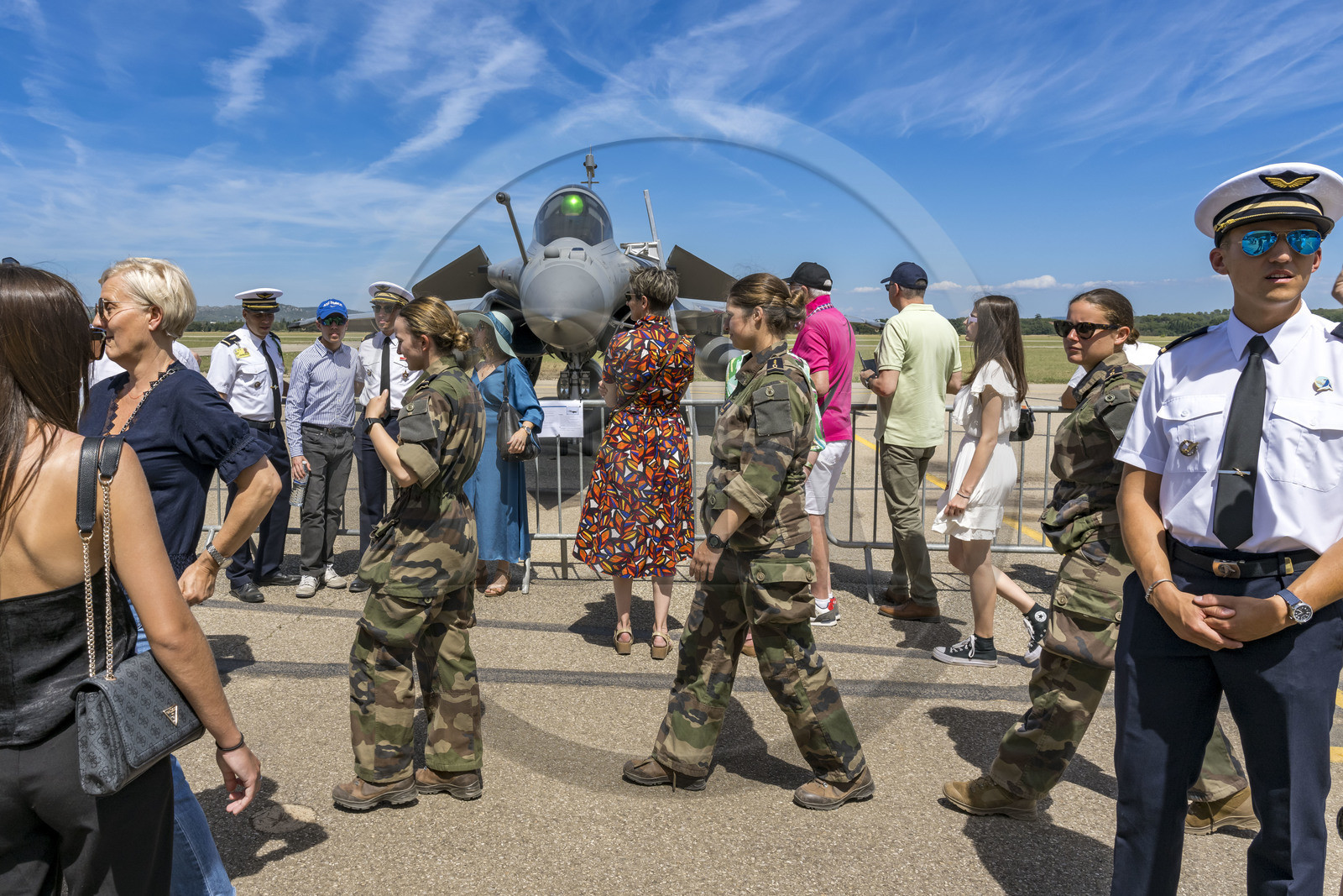 France, Bouches-du-Rhône (13), Salon-de-Provence, base aerienne 701, base de la Patrouille de France (PAF pour Patrouille acrobatique de France) de l'Armée de l'air et de l'espace française, démonstrations aériennes en présence des familles des élèves officiers pour la cérémonie d’échange des Gardes, un avion rafale présenté sur le tarmac