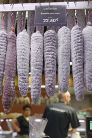 France, Rhône (69), Lyon, cours Lafayette, les Halles Paul Bocuse, le traiteur Cellerier, charcuterie, rosette de Lyon