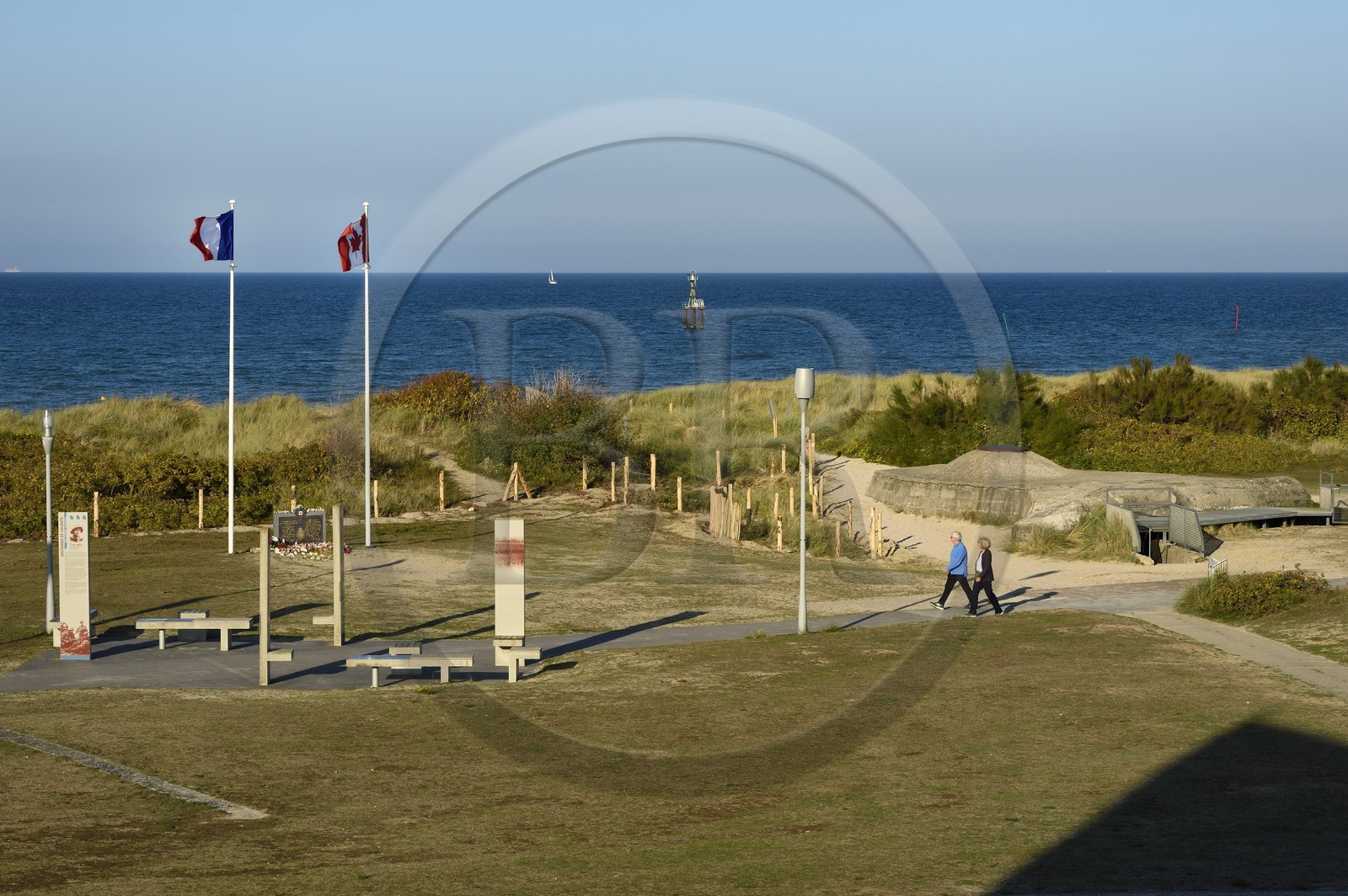 France, Calvados (14), Courseulles-sur-Mer, Centre Juno Beach, musée consacré au role du Canada lors de la Seconde Guerre Mondiale, drapeaux et plaque en hommage aux soldats canadiens morts