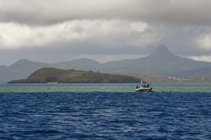 France, Ile de Mayotte, Grande-Terre, en bordure du lagon sur la côte Est, l'ilot de Bandrélé et le Mont Choungui en arrière plan