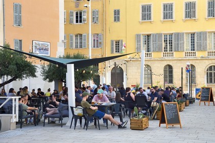 France, Var (83), Toulon, terrasses de café sur la place de l'Equerre