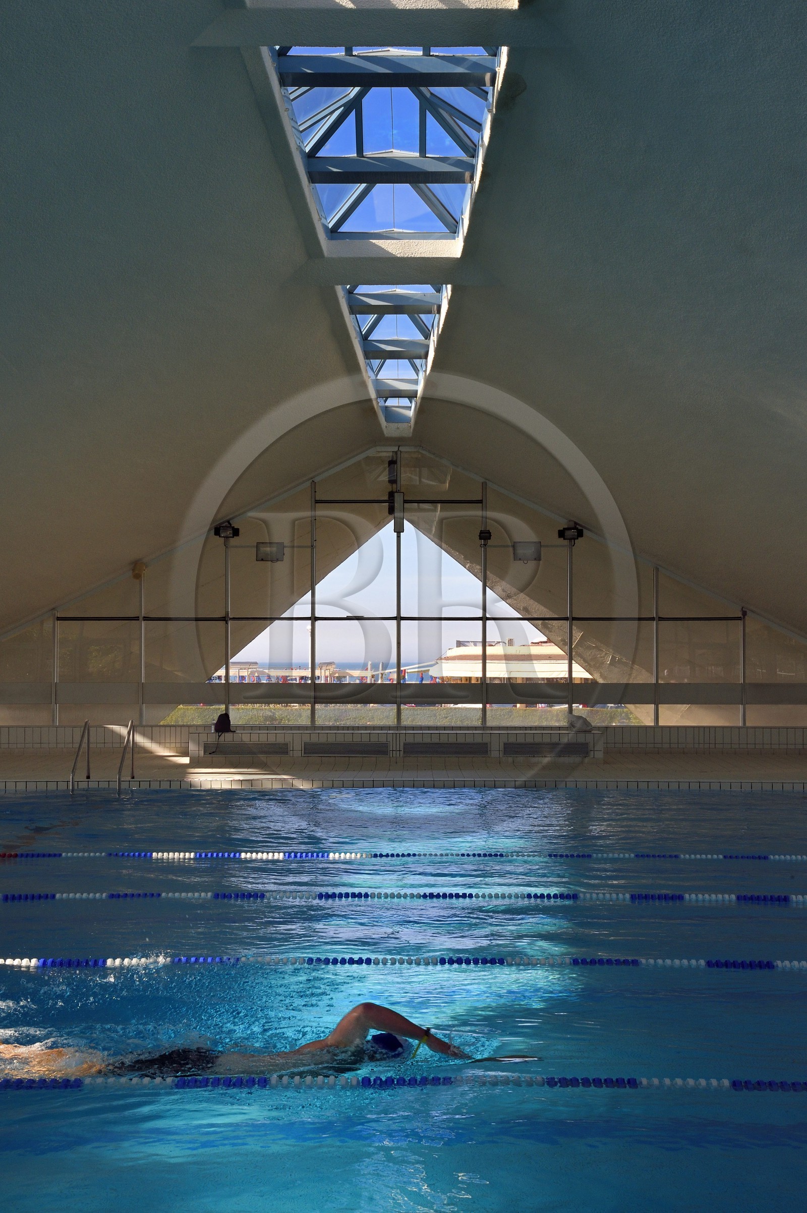 France, Calvados (14), Pays d'Auge, Deauville, la piscine olympique par l'architecte Roger Taillibert