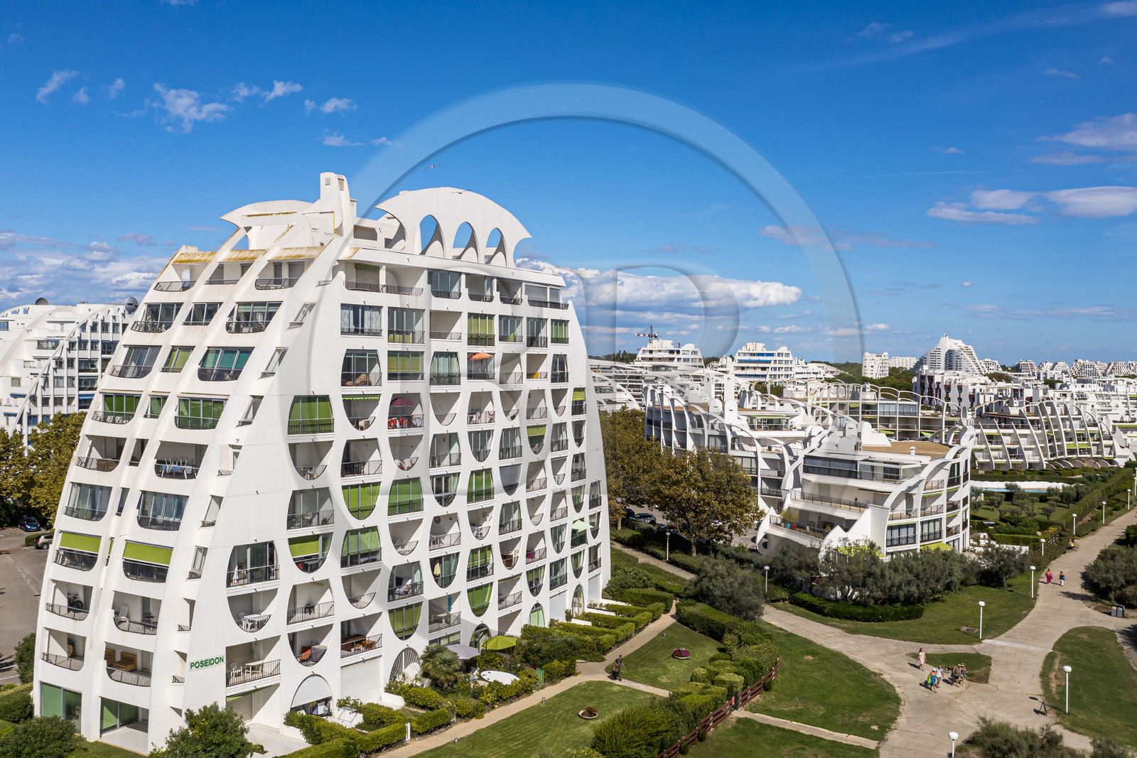 France, Hérault (34), La Grande-Motte, labellisé patrimoine du XXème siècle, quartier du Couchant à l'ouest du port, l'immeuble Le Poseidon des architectes Gilles et Jean Balladur au premier plan (vue aérienne)