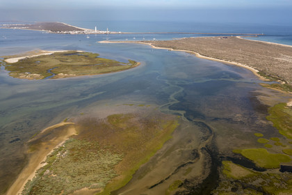 Portugal, Algarve, Parc naturel de la Ria Formosa, Faro, Ile de Barreta ou Deserta (Ilha da Barretta ou Deserta), le phare de Ilha do Farol sur Ilha da Culatra en arrière plan (vue aérienne)