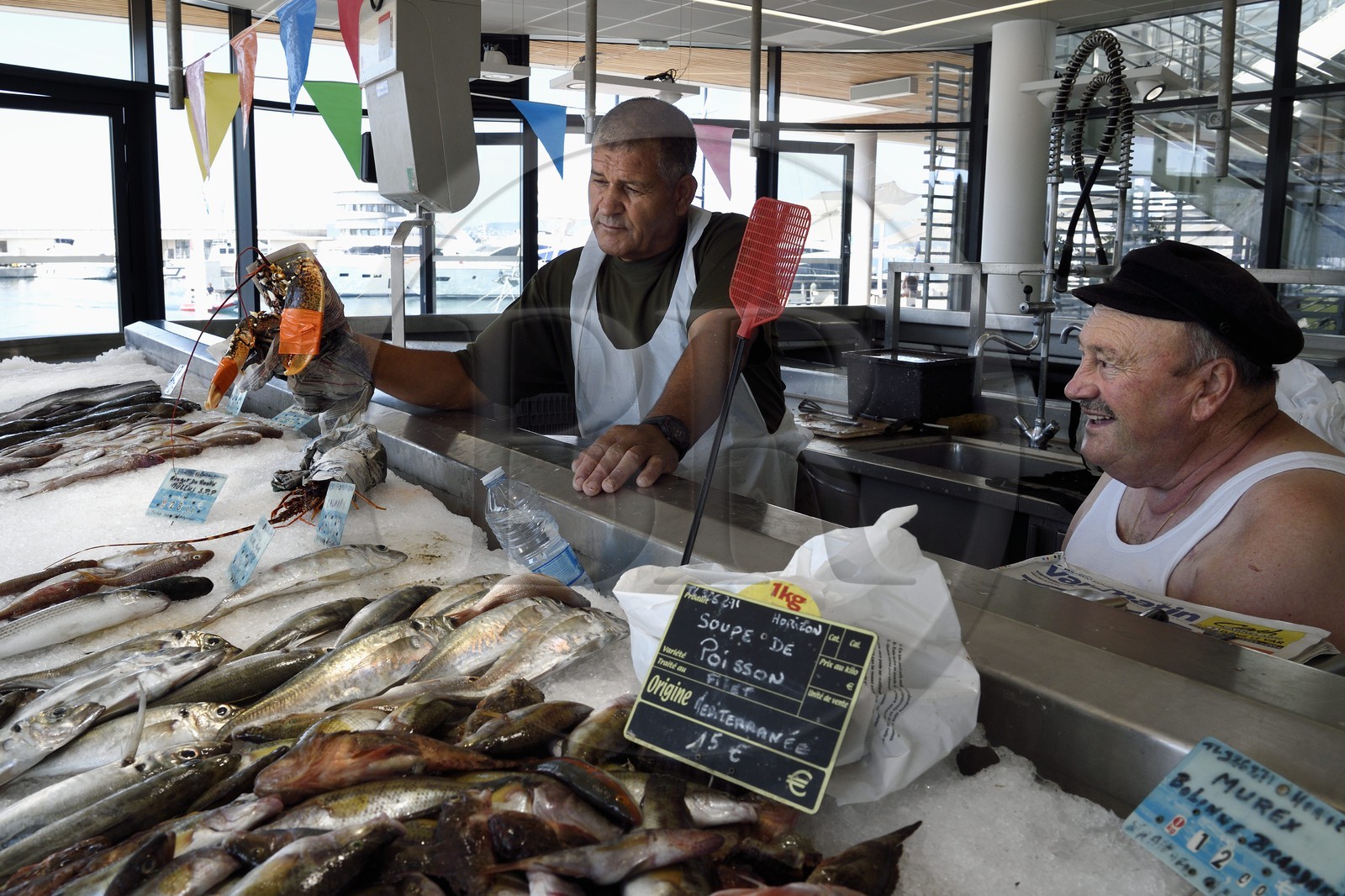 France, Var (83), Saint-Raphaël, le marché des pêcheurs, les pêcheurs Astrio à gauche et Gilbert à droite