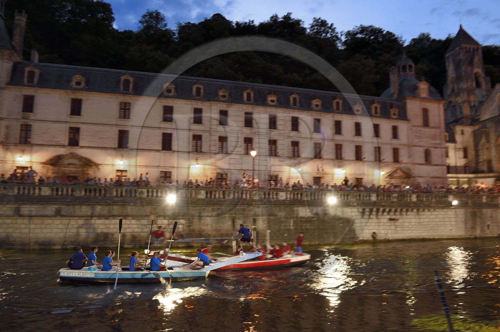 France, Dordogne (24), Brantôme, joute nautique sur la Dronne devant l'abbaye bénédictine Saint-Pierre