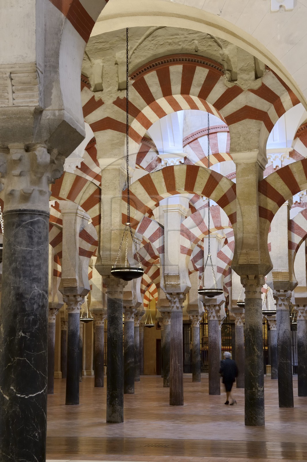 Espagne, Andalousie, Cordoue, centre historique classé Patrimoine Mondial de l'UNESCO, la Mezquita, mosquée-cathédrale, la forêt d'arcs et de colonnades illustre la monumentalité de l'Art omeyyade de Cordoue