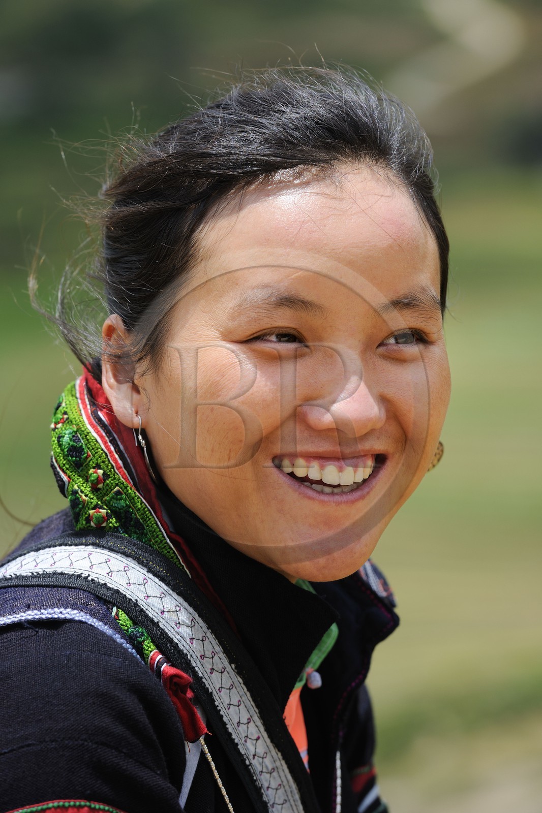 Vietnam, province de Lao Cai, région de Sapa, vallée de Ta Phin, jeune femme de la minorité Hmong Noir