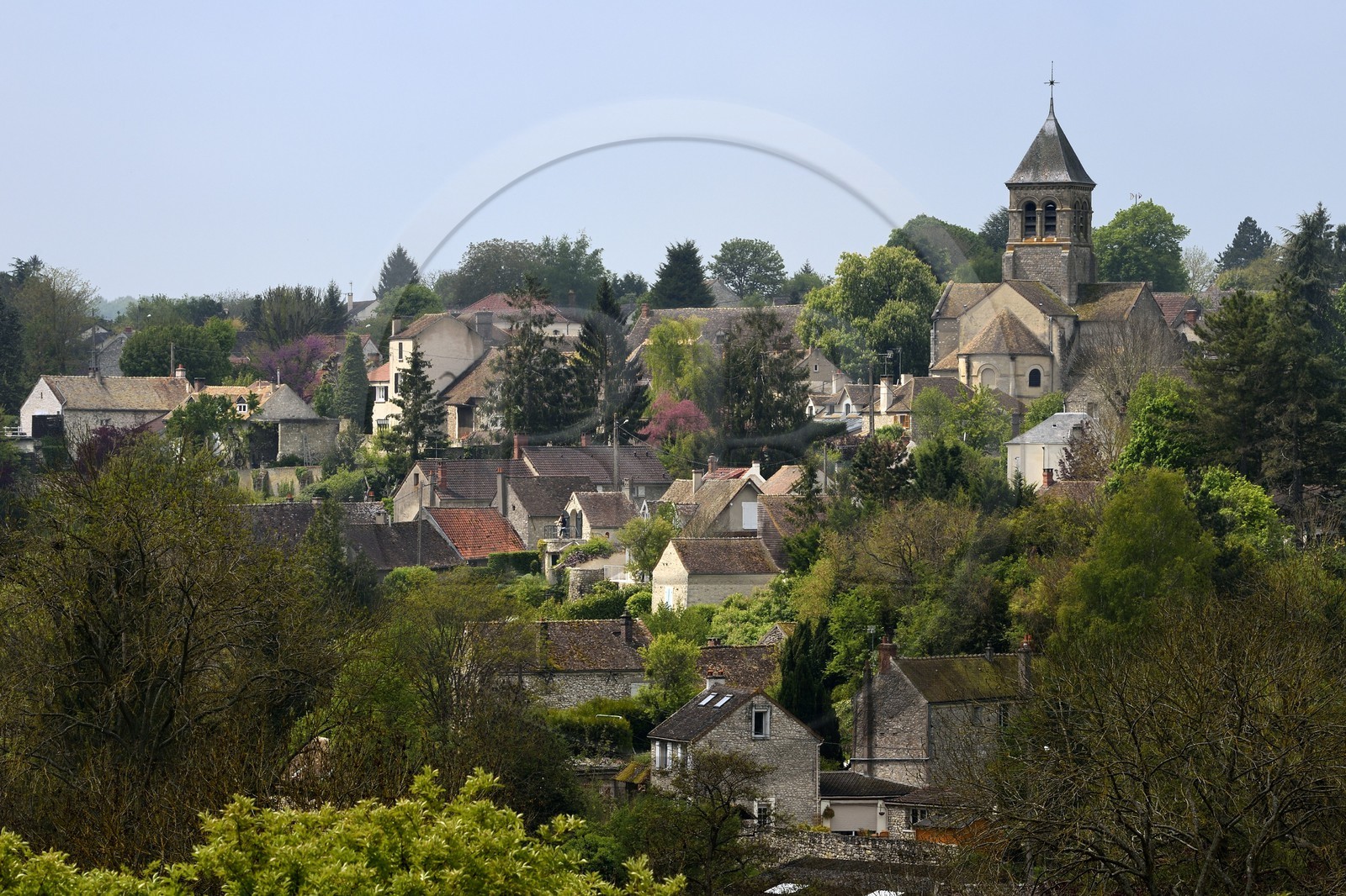 France, Yvelines (78), Montchauvet dominé par l'église Sainte Marie-Madeleine