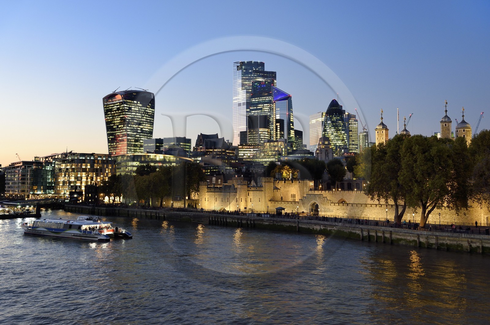 Royaume-Uni, Londres, les rives de la Tamise, la Tour de Londres, la City avec ses gratte-ciel, la tour dénommée le Talkie Walkie conçue par l'architecte Rafael Vinoly, la tour Le 30 St Mary Axe ou Swiss Re Building appelée aussi le cornichon concue par l'architecte Norman Foster