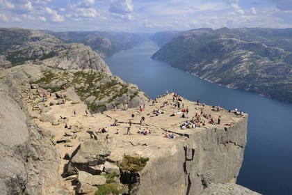 Norvège, Rogaland, le Rocher de La Chaire (Preikestolen) surplombant de 600m le Lysefjord, fjord de Lysebotn
