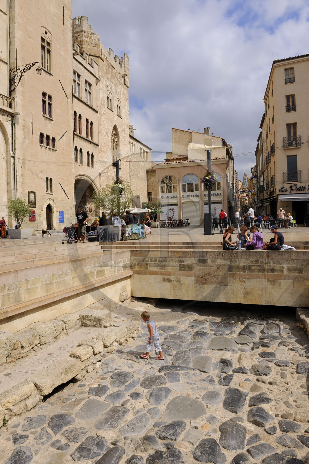 France, Aude (11), Narbonne, place de l'Hôtel de Ville, vestiges de la Voie Domitienne (Via Domitia) au pied du Palais des Archevêques