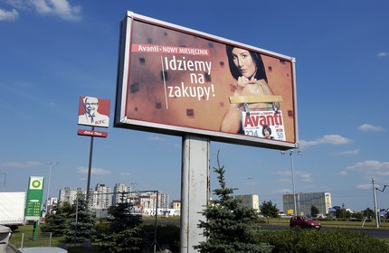 Pologne, Kujavie-Poméranie, ville de Torun, panneaux publicitaires en banlieue