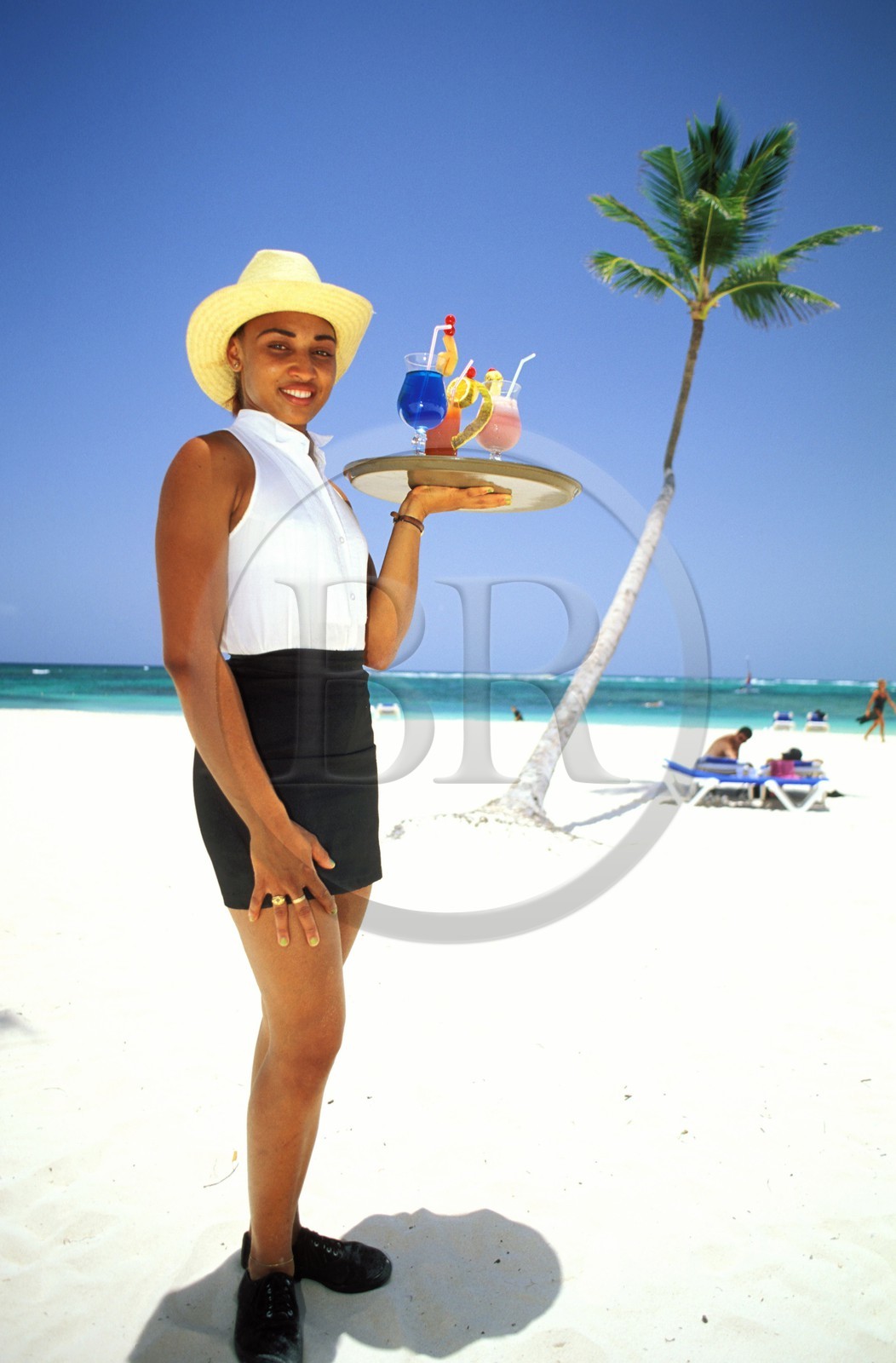 République Dominicaine, province de la Altagracia, Punta Cana, serveuse d'hôtel sur la plage de Bavaro