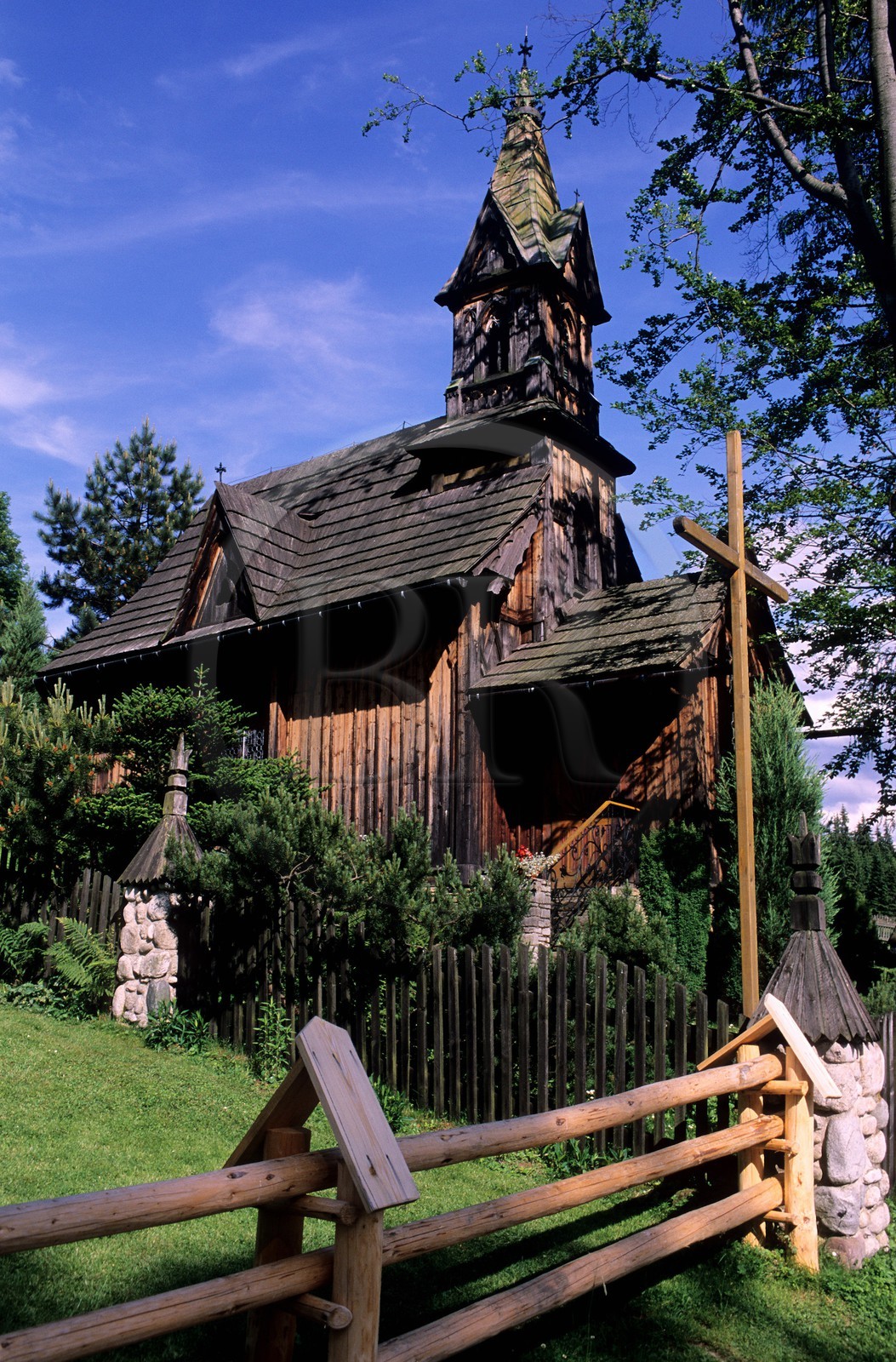 Pologne, Petite Pologne, Carpates, petite église en bois d'un village proche de Zarcopane et massif des Tatras