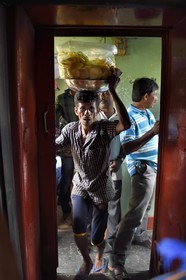 Sri Lanka, Province de l'Ouest, train de Galle à Colombo, vendeur ambulants circulant dans les wagons