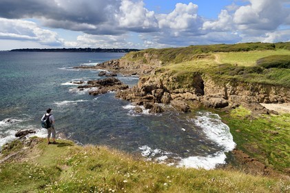 France, Finistère (29), Moelan-sur-Mer, le littoral entre Kerfany les Pins et la plage de Trenez sur le chemin de Grande Randonnée GR 34 ou sentier des douaniers