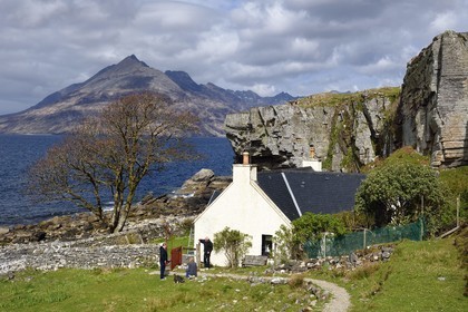 Royaume-Uni, Ecosse, région des Highlands, les Hébrides, Ile de Skye, village de Elgol sur les rives du Loch Scavaig au bout de la péninsule de Strathaird et le massif des Black Cuillin Mountains en arrière plan