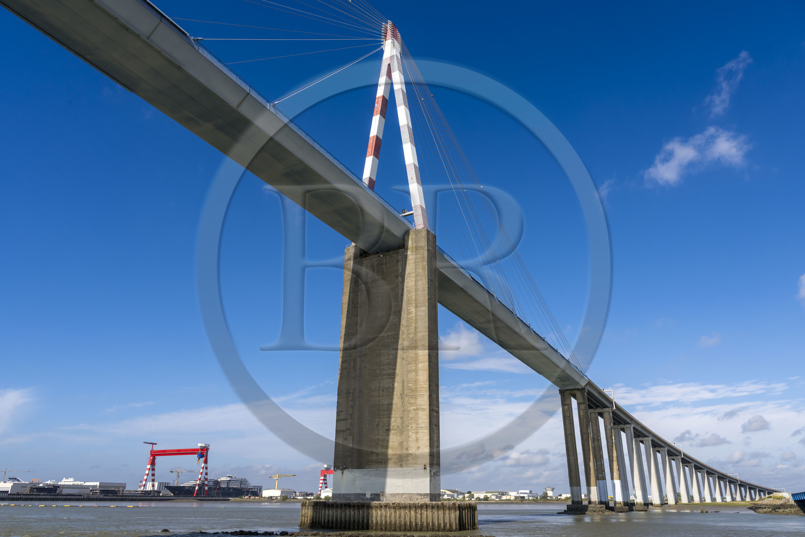 France, Loire-Atlantique (44), Estuaire de la Loire, le pont de Saint-Nazaire et les Chantiers de l'Atlantique en arrière plan
