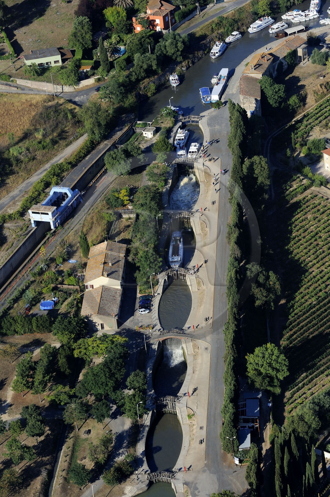 France, Hérault (34), Canal du Midi, classé Patrimoine Mondial de l'UNESCO, Bèziers, les écluses de Fonsérannes ou Fonseranes construites par le fermier de la gabelle et intendant de armées de Louis XIV Pierre-Paul Riquet (vue aérienne)