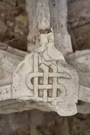 France, Dordogne (24), Rouffignac-Saint-Cernin-de-Reilhac, chateau de l'Herm, l'escalier en vis avec IHS (Iesus Hominum Salvatore) sur la clé de voute