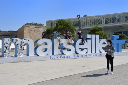 France, Bouches-du-Rhône (13), Marseille, Zone Euroméditerranée, Esplanade J4, touristes asiatiques sur le panneau marseille.fr et La Villa Méditerranée de l'architecte Stefano Boeri en arrière plan