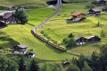 Suisse, Canton de Berne, Oberland bernois, le train du massif de la Jungfrau classé Patrimoine Mondial de l' UNESCO, allant au col de la petite Scheidegg (plus haute gare d' Europe)