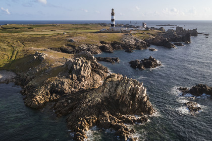 France, Finistère (29), Mer d'Iroise, Ile d'Ouessant, le phare du Créac’h et les rochers de la cote dechiquetée au Nord de l'Ile (vue aérienne)