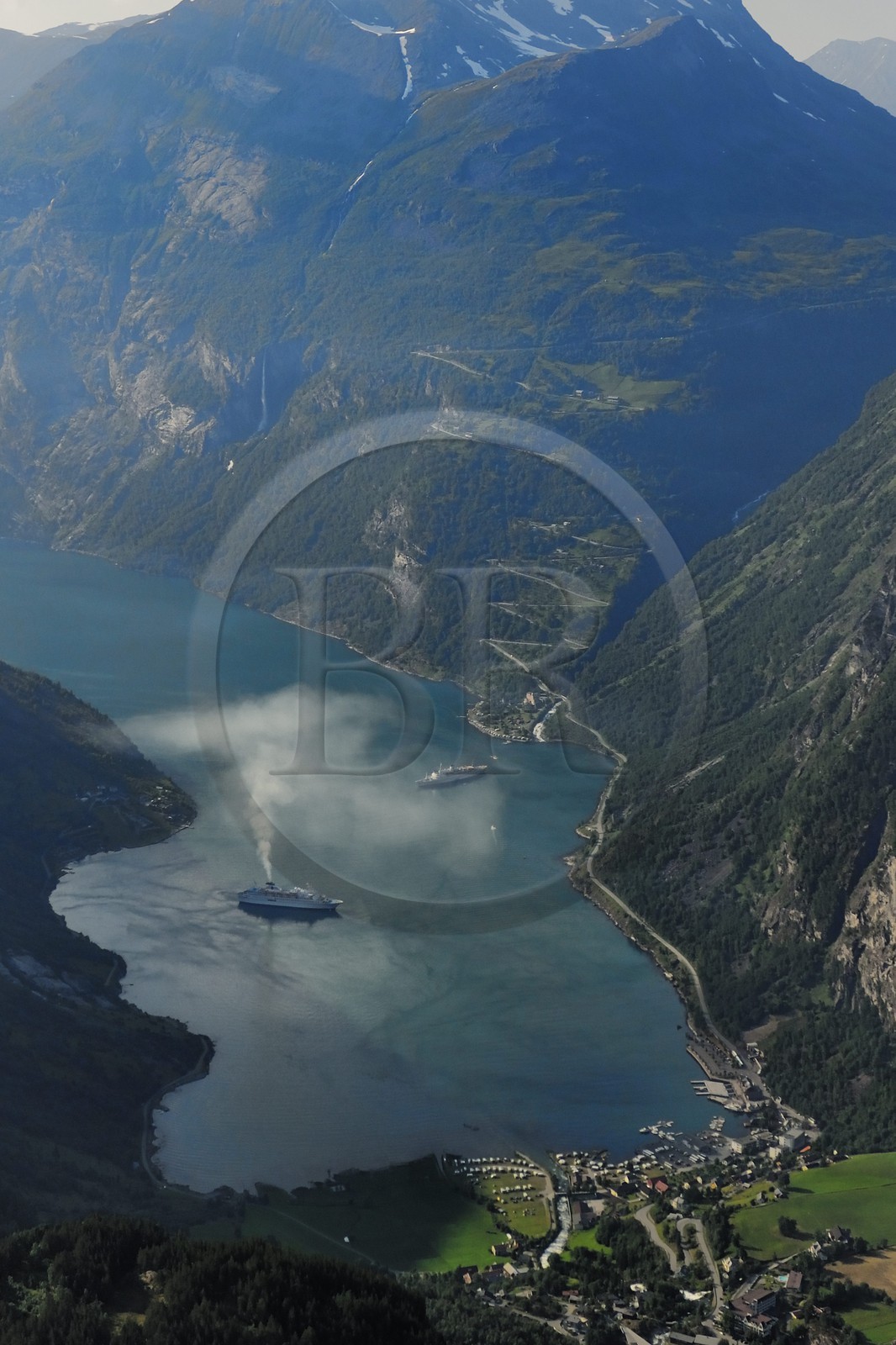 Norvège, More Og Romsdal, bateau de croisière dans le Geirangerfjord (vue aérienne)