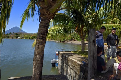 Nicaragua, Ile d'Ometepe sur le lac Nicaragua, village de Merida, jetée au bord du lac et le volcan Conception (1610 m) en arrière plan