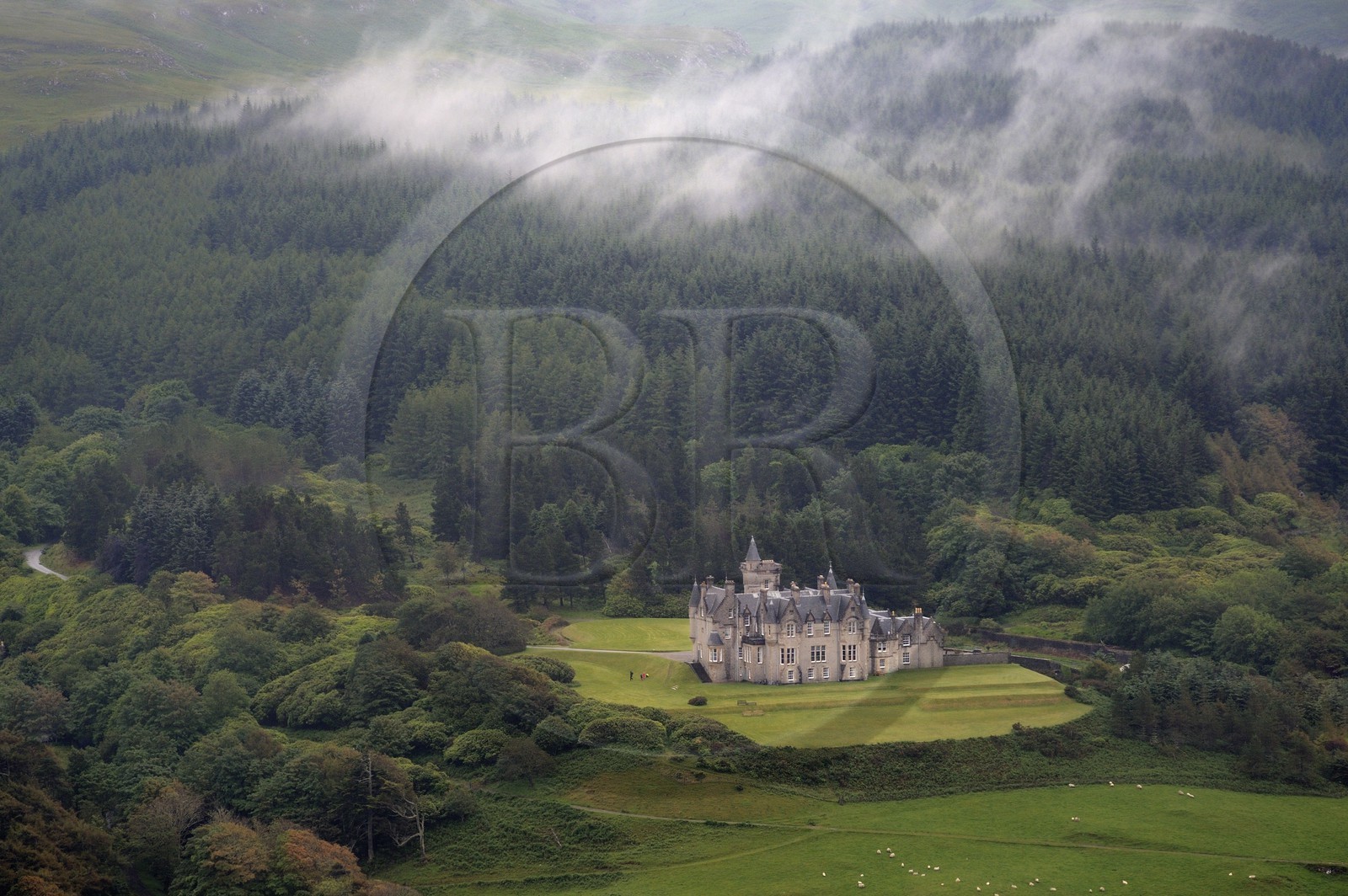 Royaume-Uni, Ecosse, Highland, Hébrides intérieures, Ile de Mull, Glengorm Castle vers Tobermory (vue aérienne)