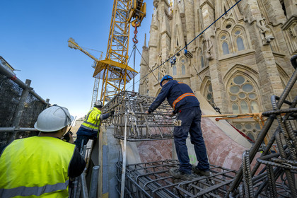 Espagne, Catalogne, Barcelone, quartier de l'Eixample, basilique de la Sagrada Familia de l'architecte du modernisme catalan Antoni Gaudi classée Patrimoine Mondial de l'UNESCO, chantier du cloitre sous la facade de l'abside en grande partie encore de style néo-gothique avec ses gargouilles en forme d’animaux, installation de l'ossature pour le béton armé