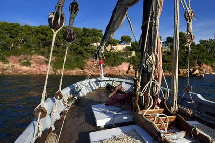 France, Var (83), Sanary-sur-Mer, Christian Bénet qui est président de l'association des pointus de Sanary à bord de son pointu de huit mètres à voile latine la Belle Brise