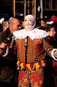 Belgique, Wallonie, Binche, carnaval de Binche, Gilles de Binche portant son masque spécifique avec un ramon (bois) à la main
