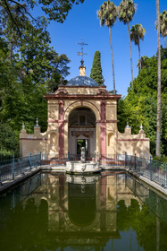 Espagne, Andalousie, Séville, Alcazar de Séville (Reales Alcazares de Sevilla), classé Patrimoine Mondial de l'UNESCO, les jardins et le le pavillon du Lion