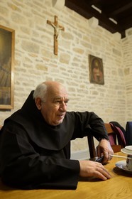 Croatie, Dalmatie, côte dalmate, Monastère franciscain de l’Ile de Krapanj en face de Sibenik, le frère et père Jean (Ivan Lelas) dans le petit refectoire