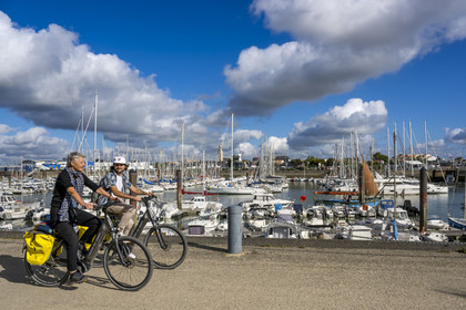 France, Vendée (85), Saint-Gilles-Croix-de-Vie, cyclistes parcourant la vélodyssée, le voilier le Hope dans le port, un ancien caseyeur devenu bateau patrimoine géré par l'association Suroit