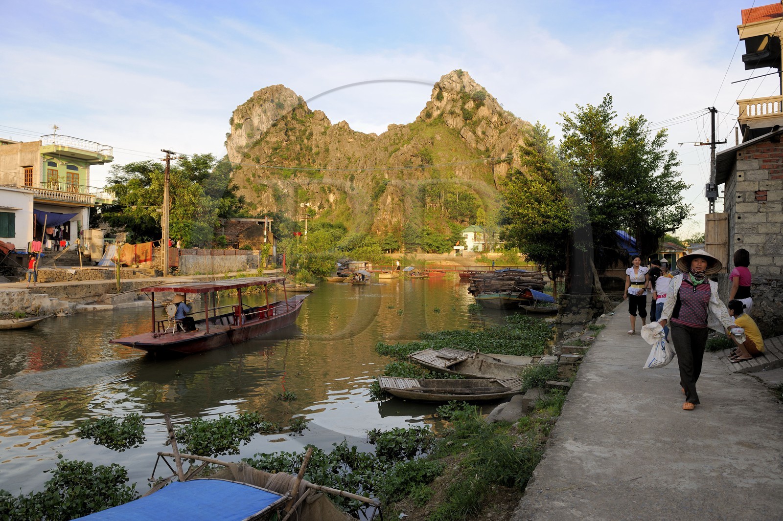 Vietnam, province de Ninh Binh, village insulaire de Kenh Ga entouré de montagnes karstiques