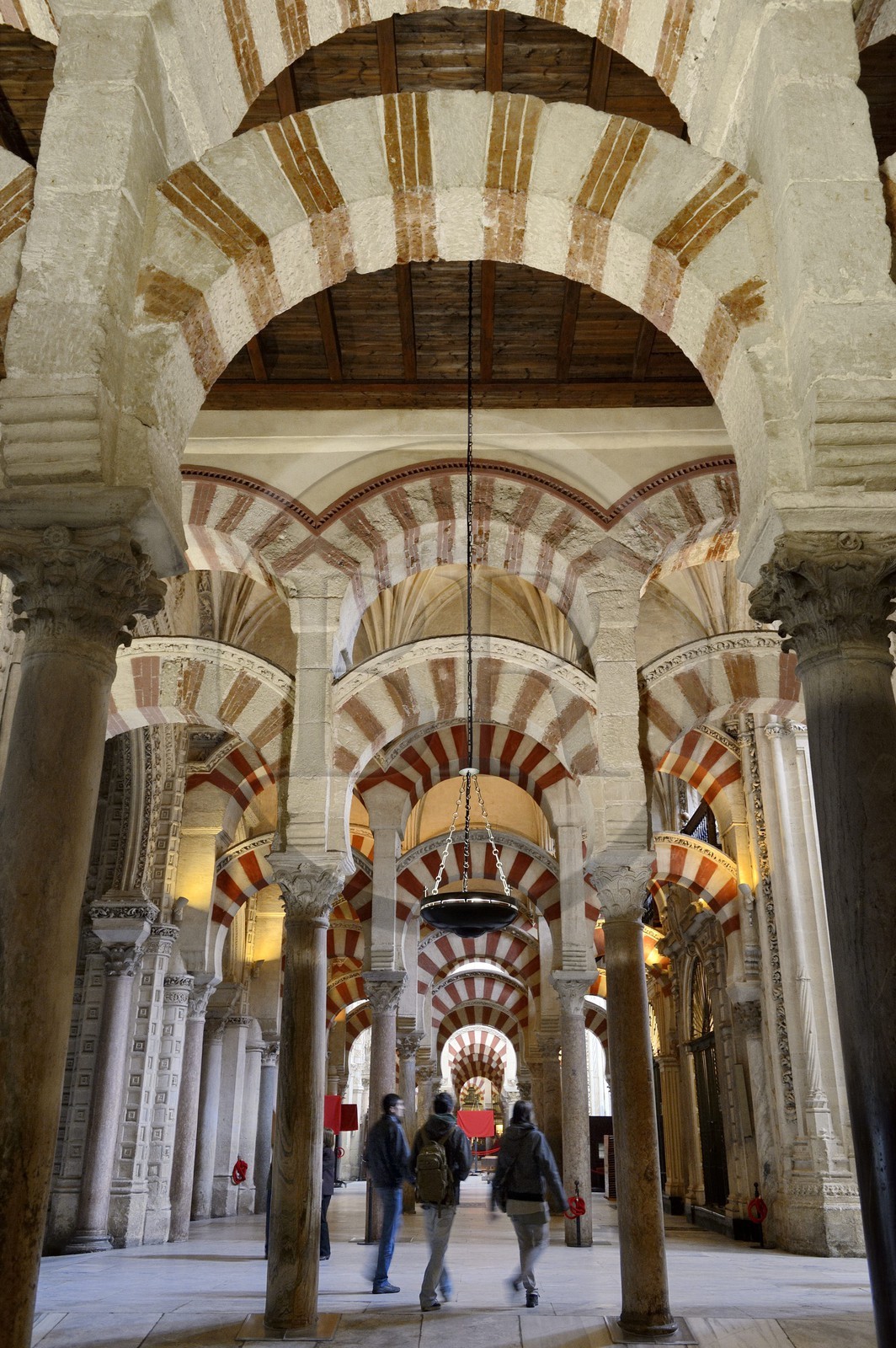 Espagne, Andalousie, Cordoue, centre historique classé Patrimoine Mondial de l'UNESCO, la Mezquita, mosquée-cathédrale, la forêt d'arcs et de colonnades illustre la monumentalité de l'Art omeyyade de Cordoue